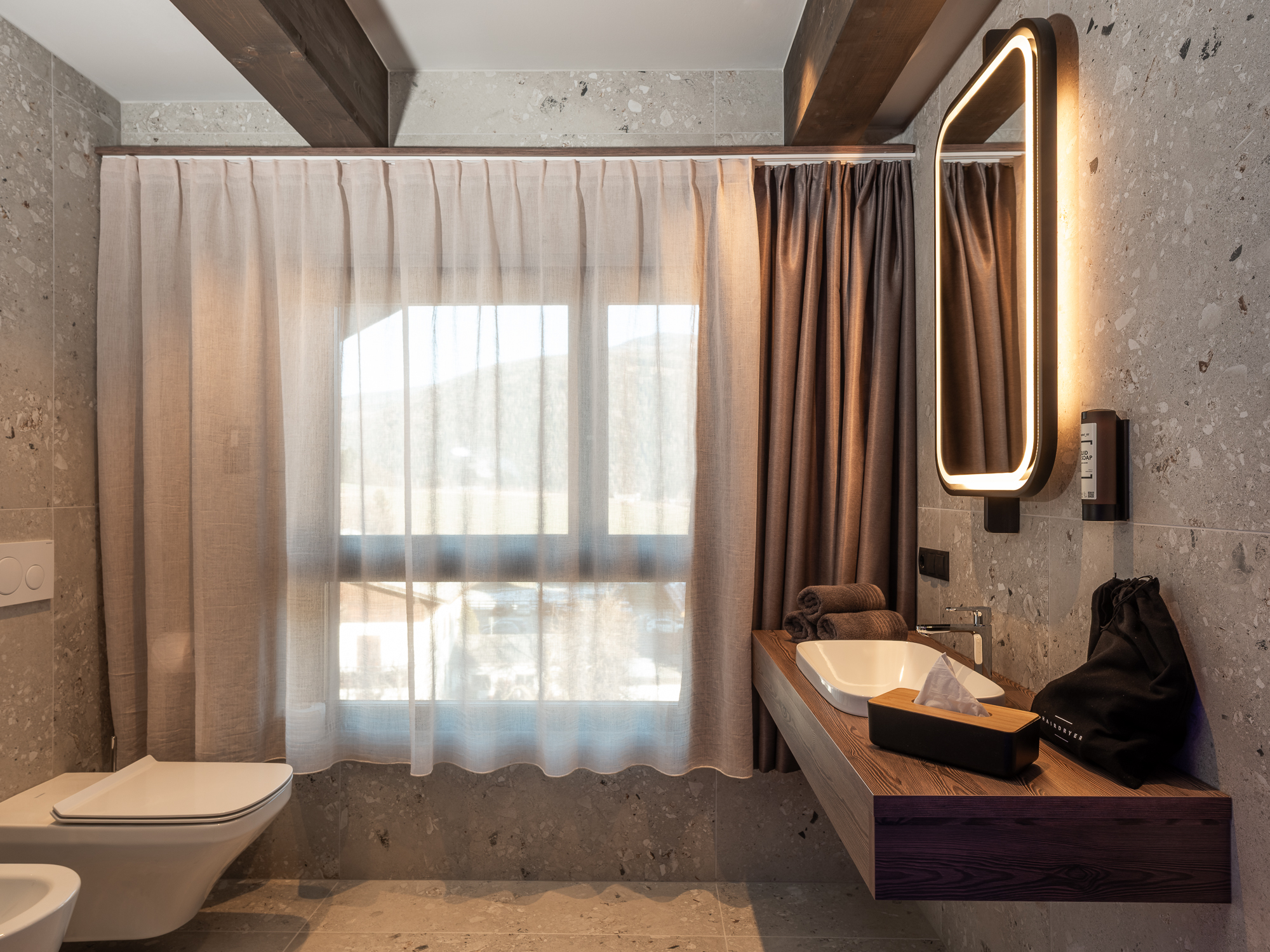 008 Coronessuites 2025 Web Silbersalz App11