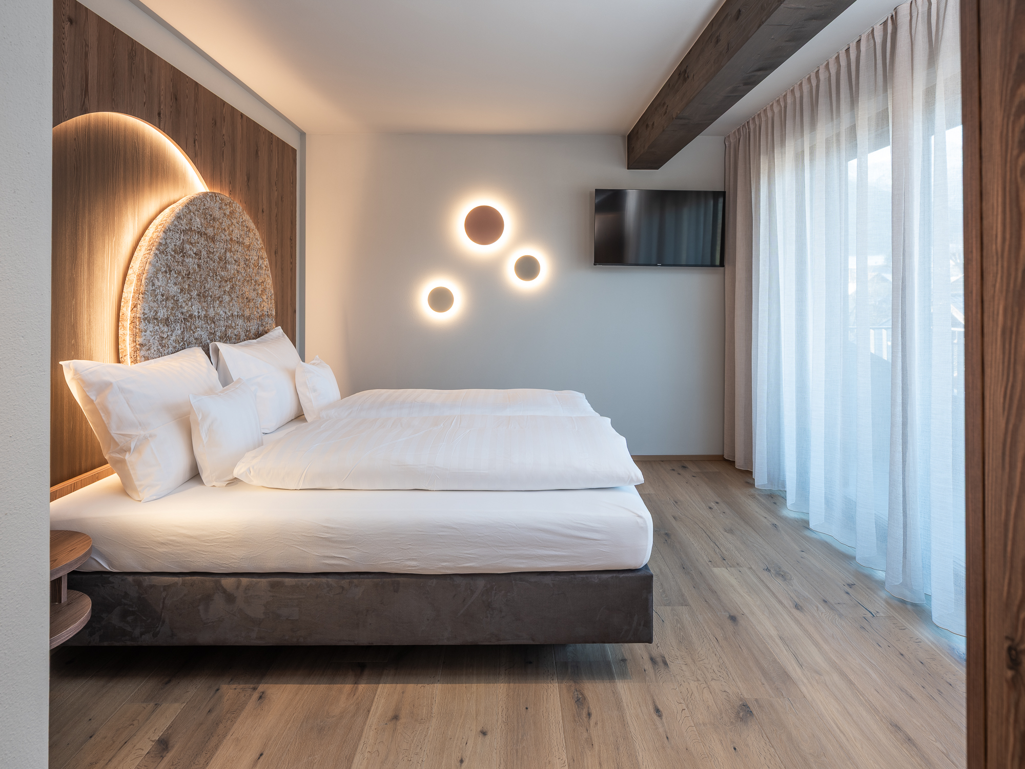 030 Coronessuites 2025 Web Silbersalz App10.