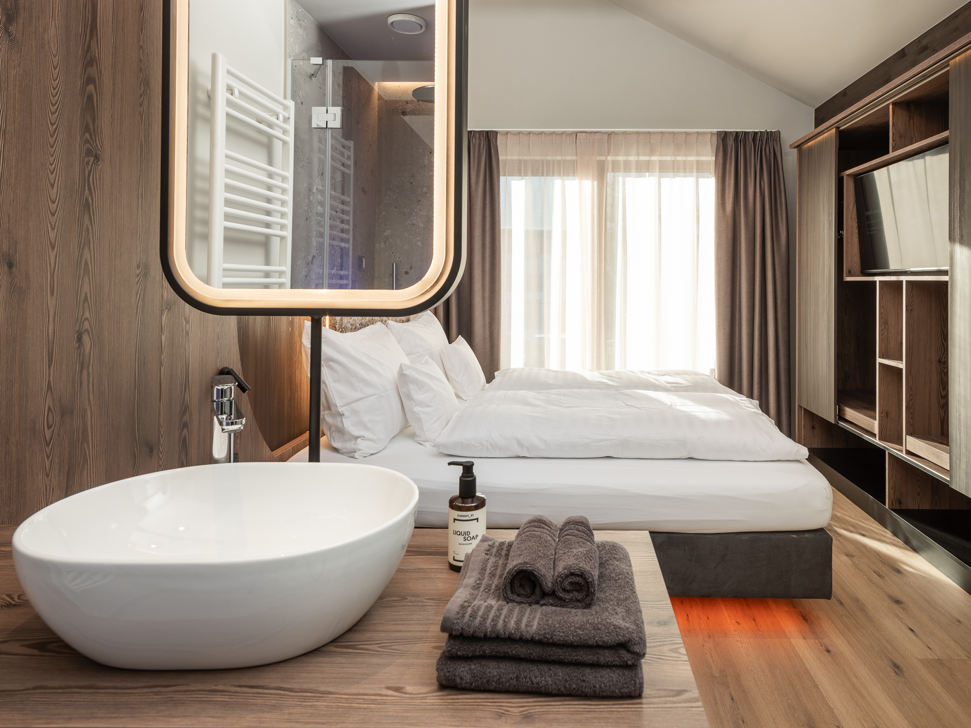 031 Coronessuites 2025 Web Silbersalz App10.