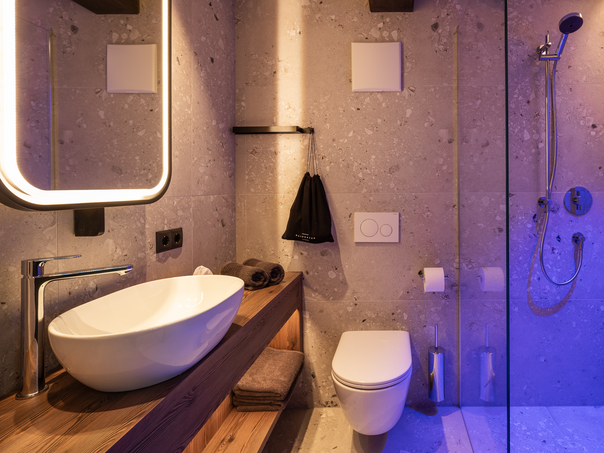 042 Coronessuites 2025 Web Silbersalz App10.
