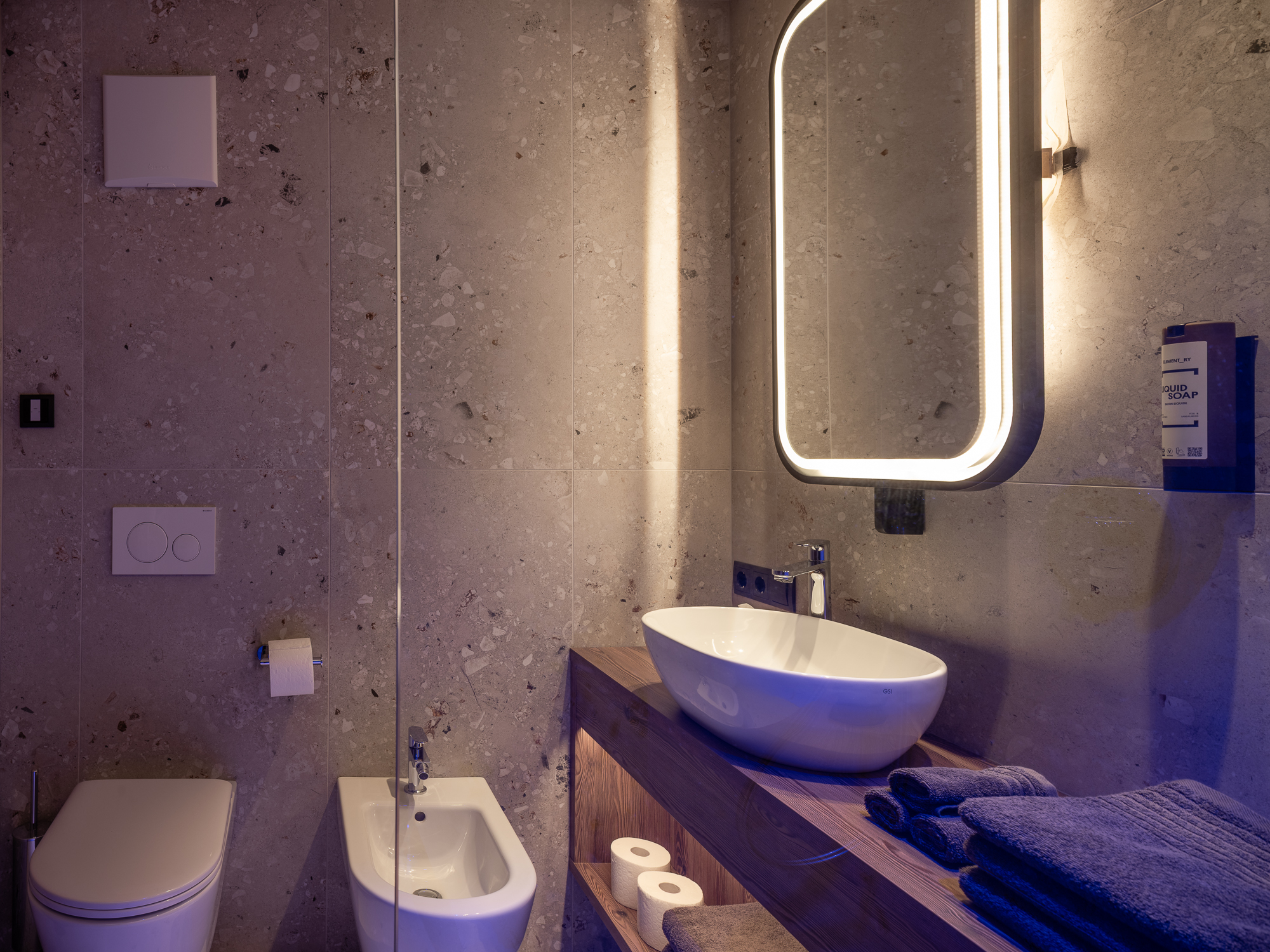 056 Coronessuites 2025 Web Silbersalz App12