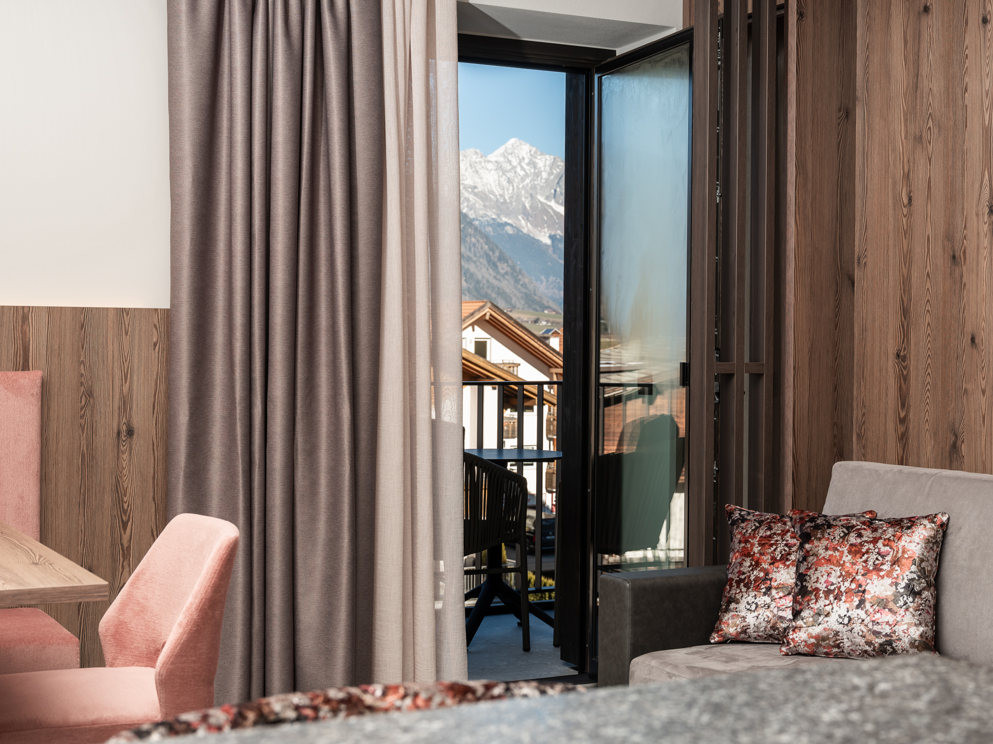 081 Coronessuites 2025 Web Silbersalz App05