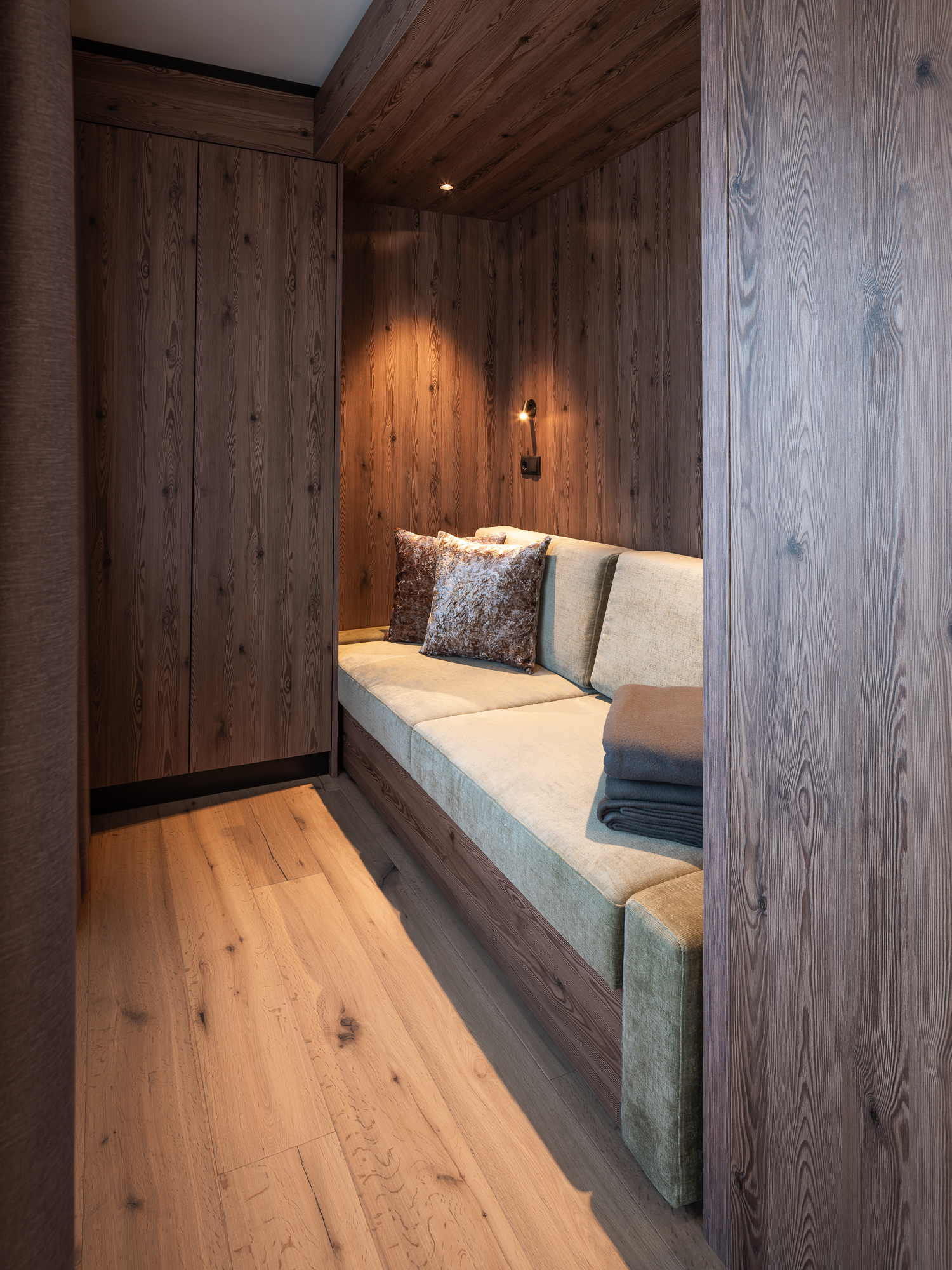 057 Coronessuites 2025 Web Silbersalz App12