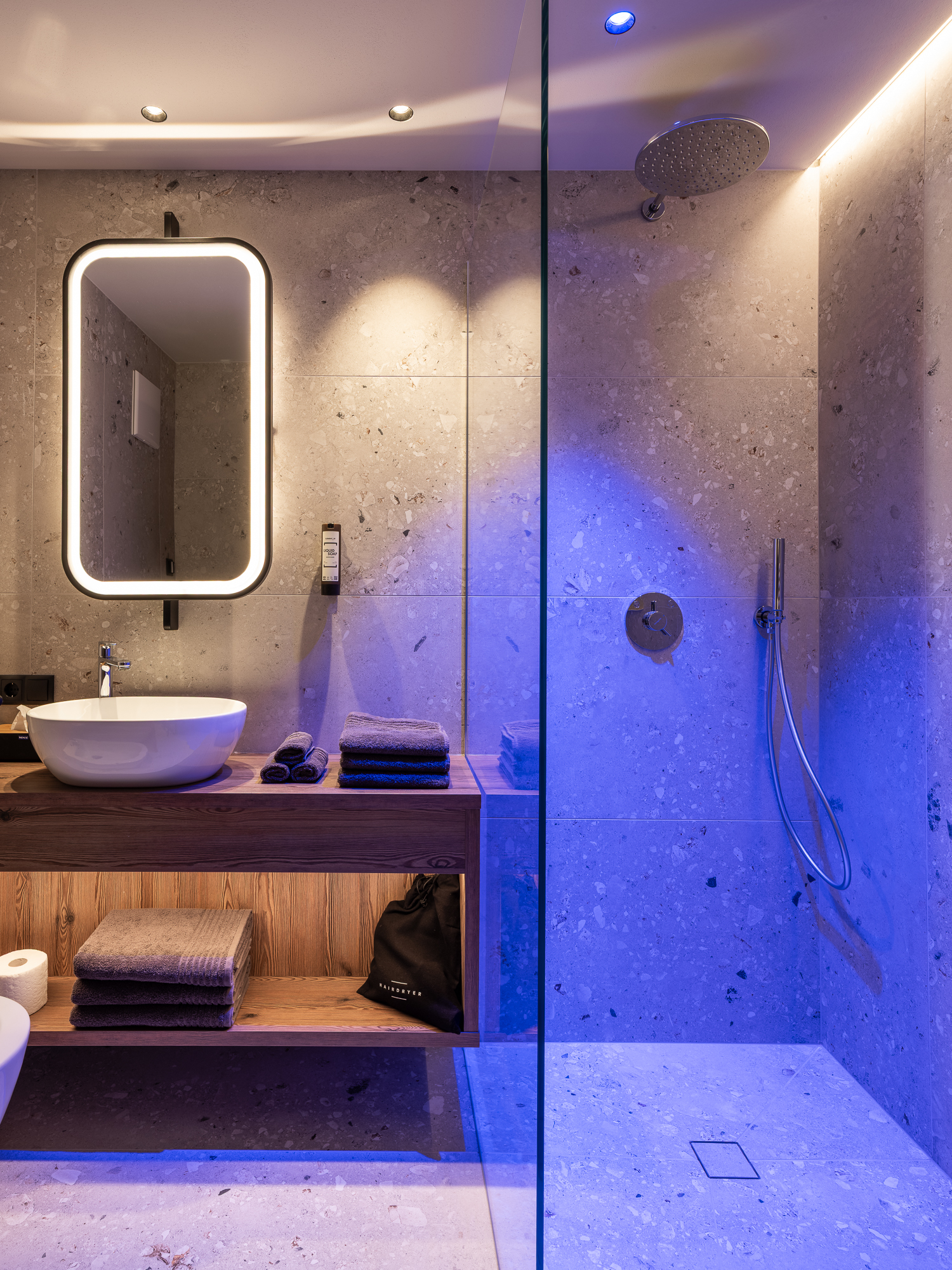 054 Coronessuites 2025 Web Silbersalz App12.