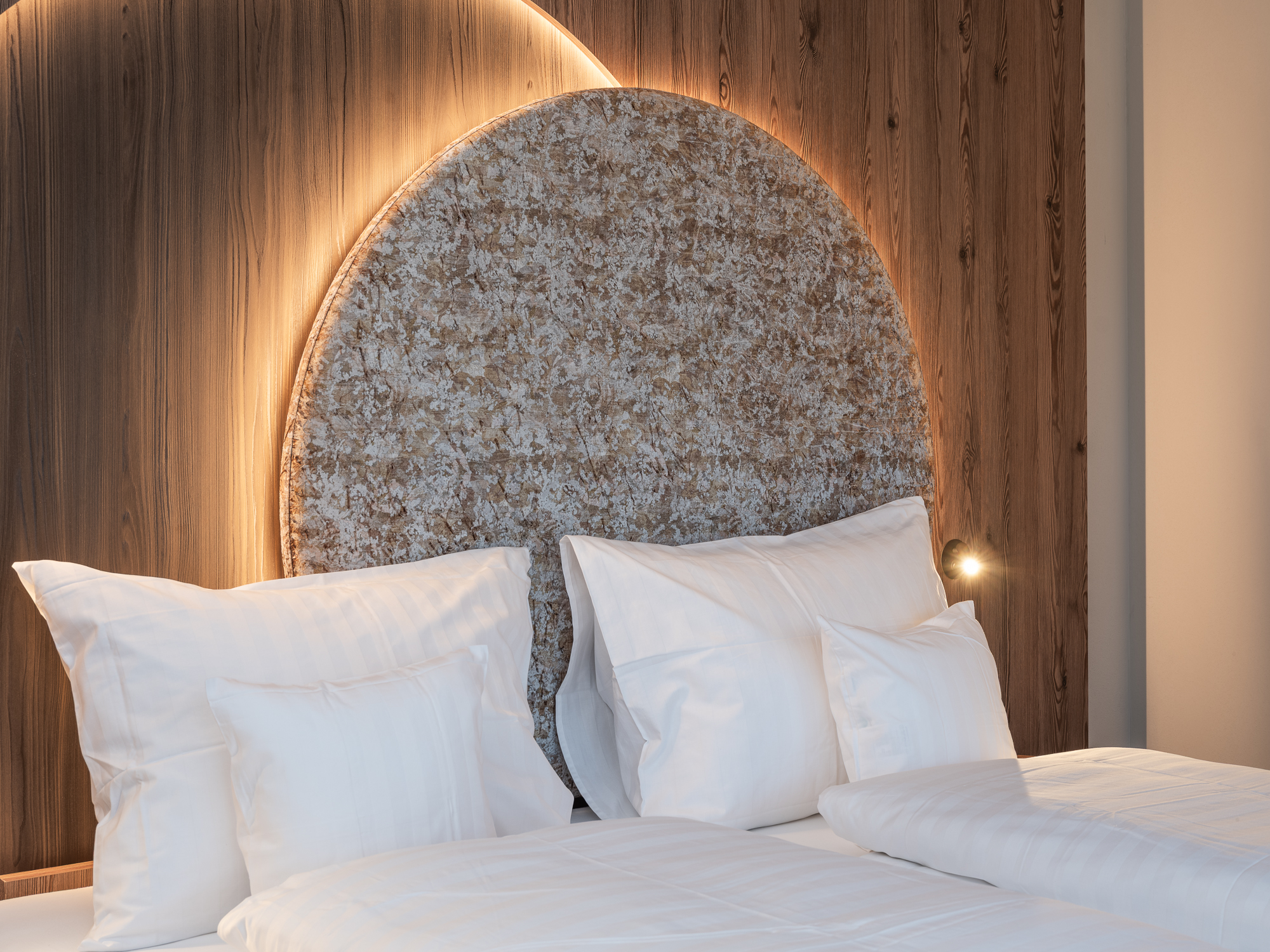 026 Coronessuites 2025 Web Silbersalz App10