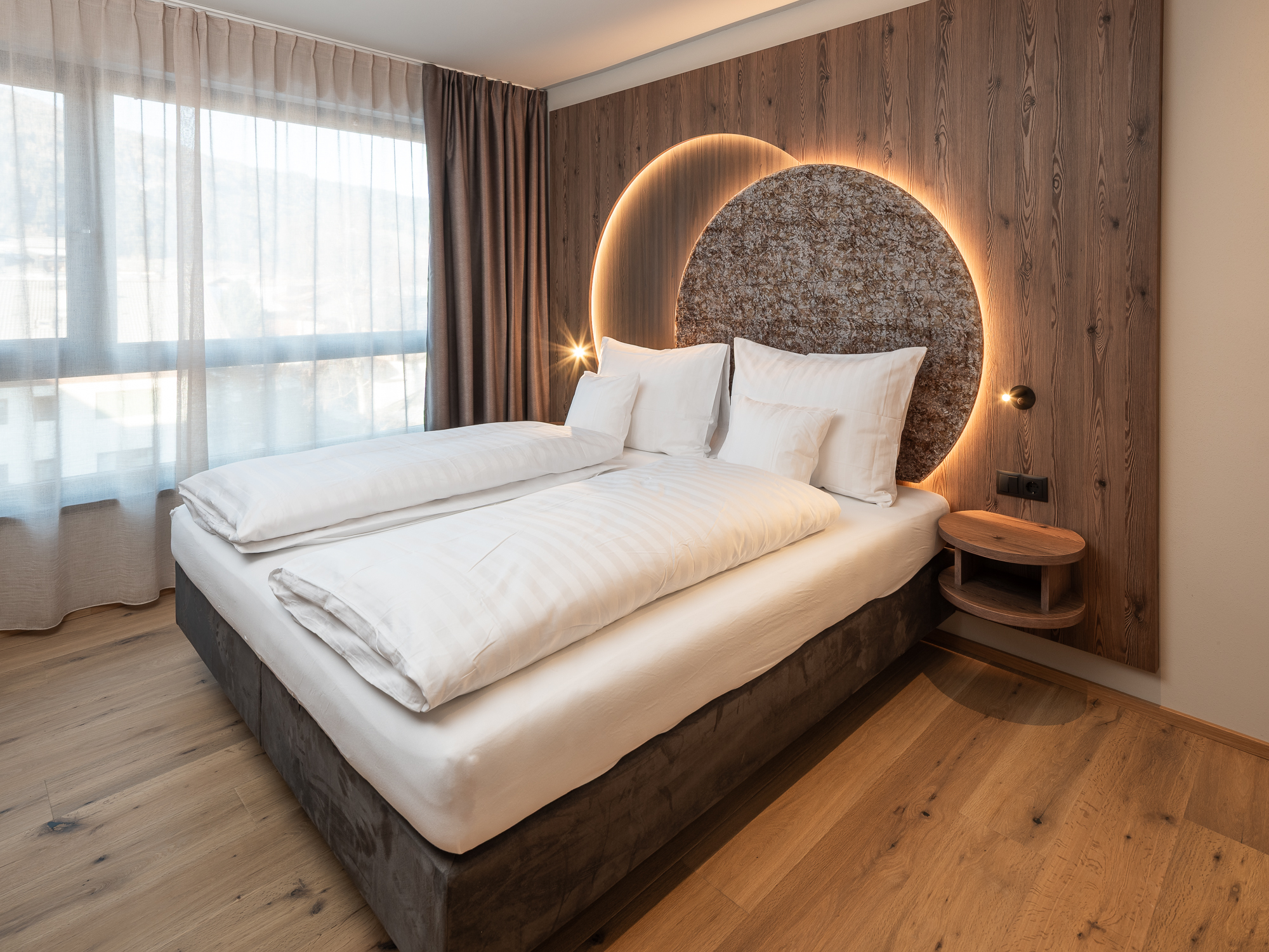 001 Coronessuites 2025 Web Silbersalz App11