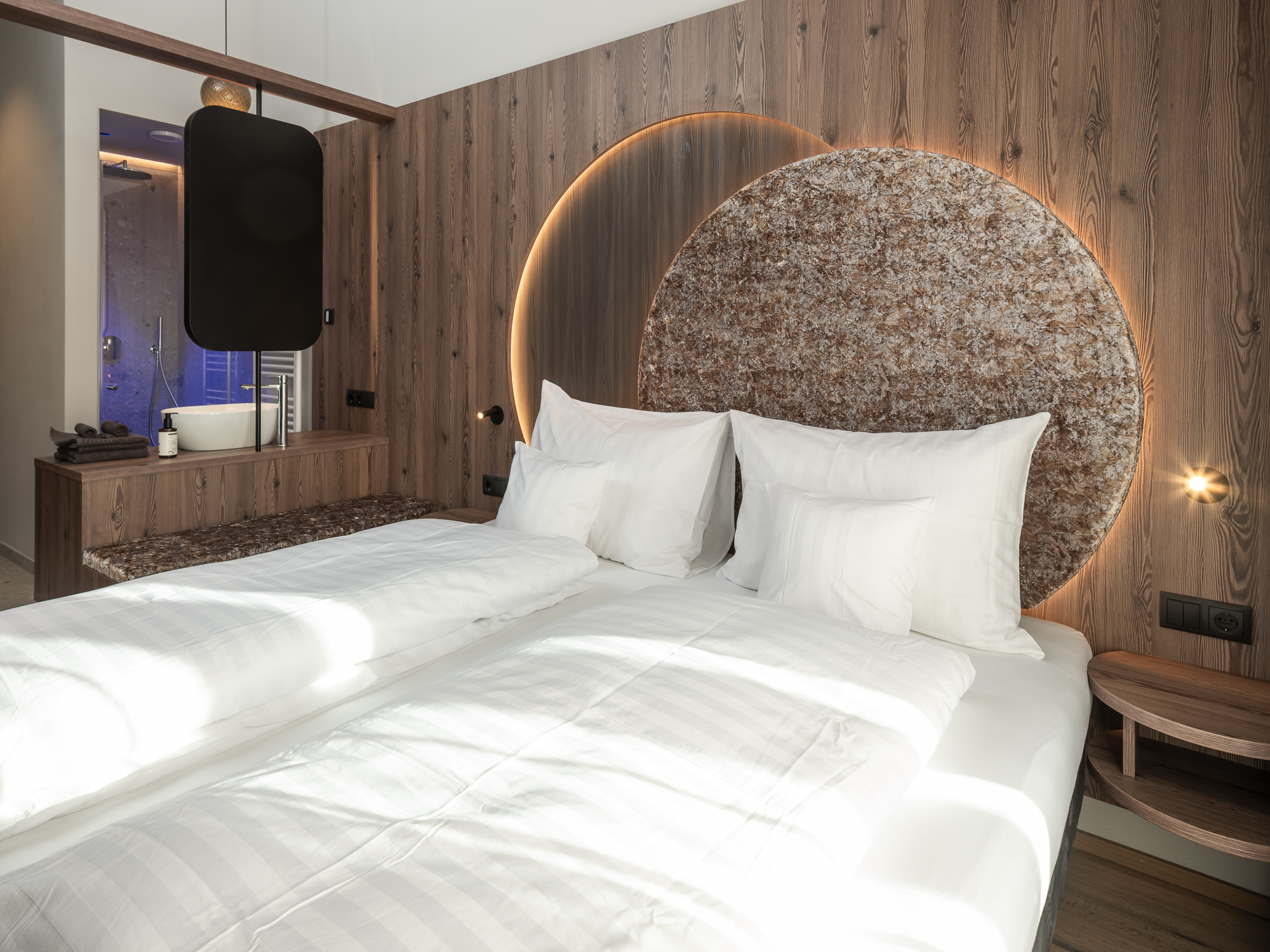 035 Coronessuites 2025 Web Silbersalz App10.