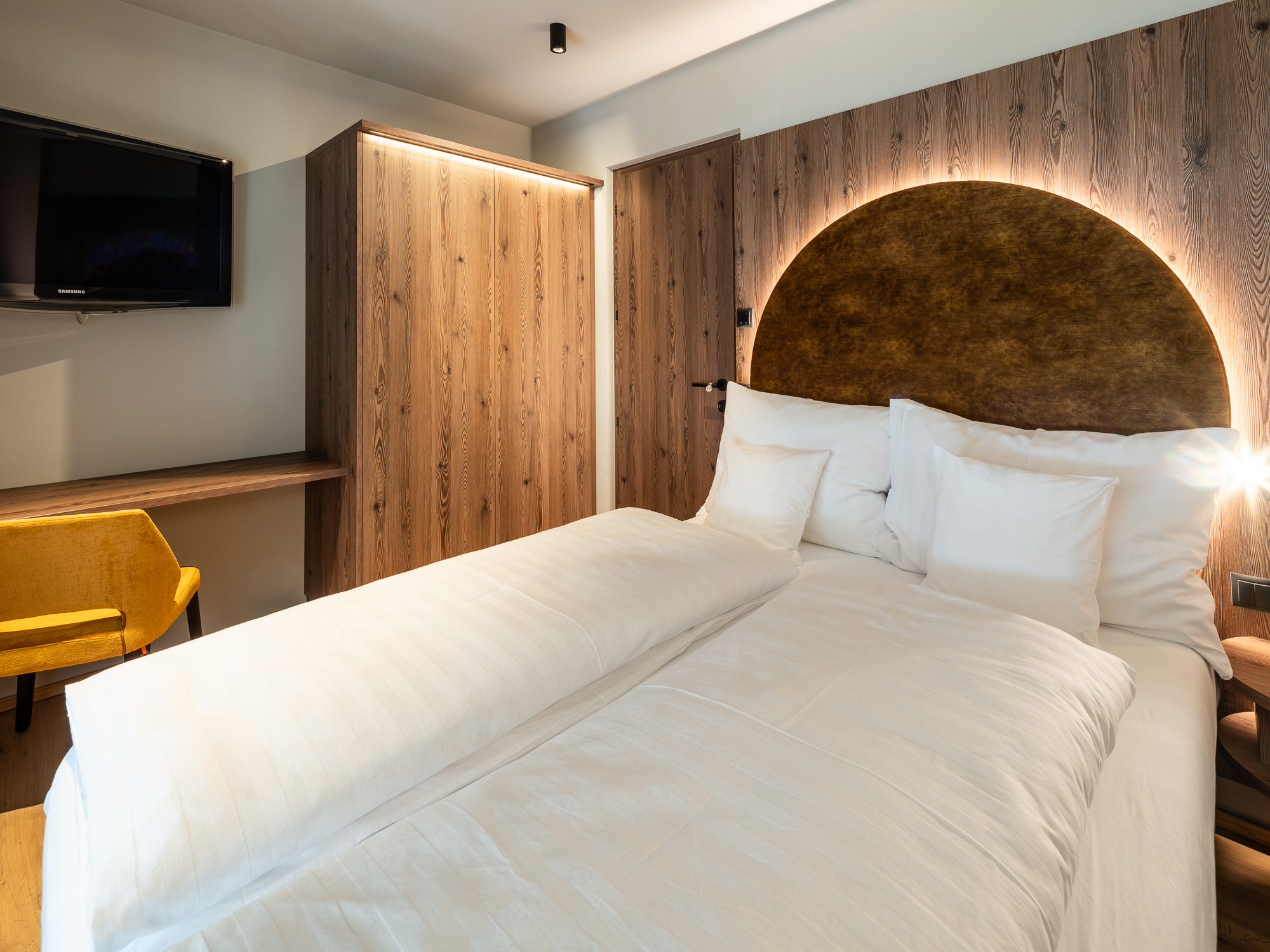 037 Coronessuites2026 Web Silbersalz