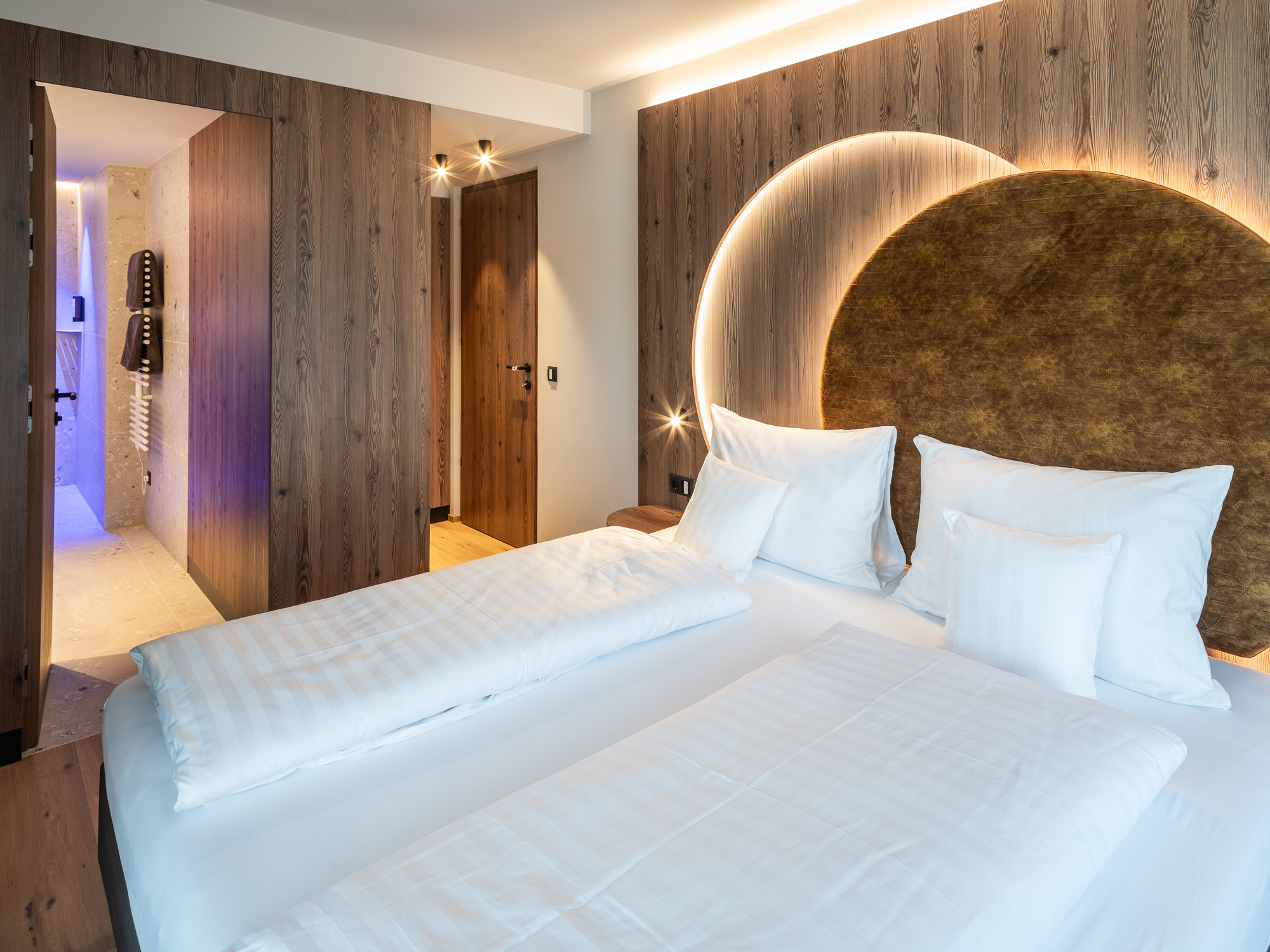 028 Coronessuites2026 Web Silbersalz