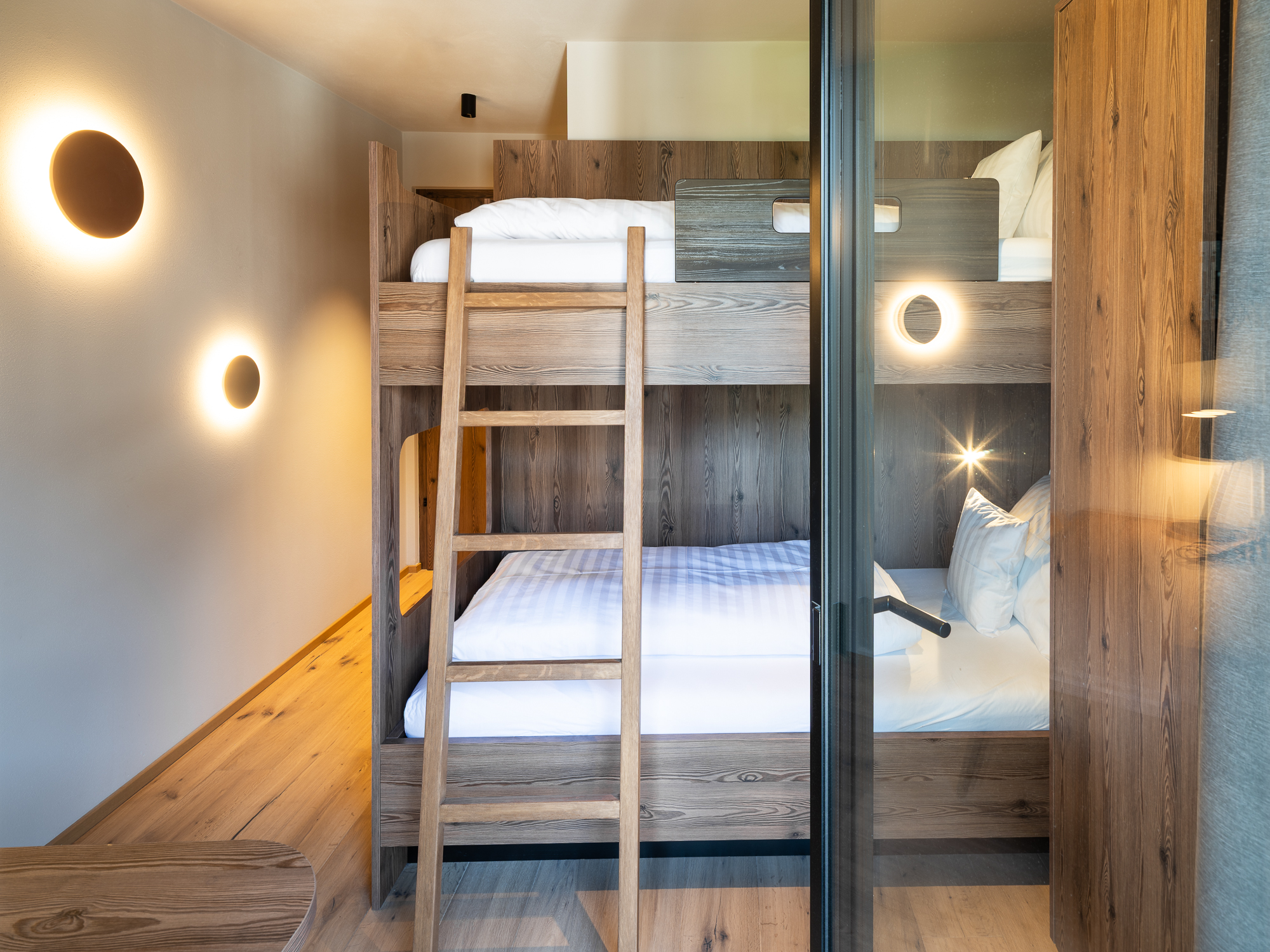 024 Coronessuites2026 Web Silbersalz